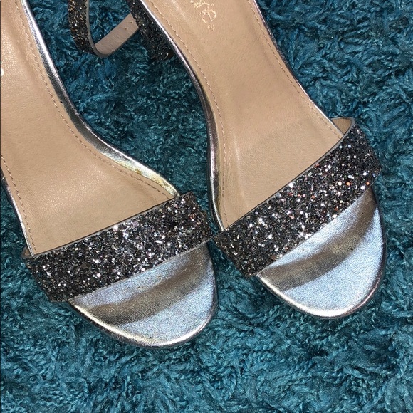 Silver heels - Picture 2 of 4